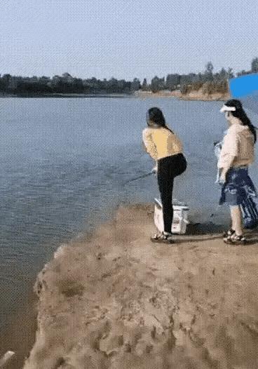 图一：一看这两个小姐姐就不属于职业钓鱼人，技术太次了。
图二：不来一个团队几年才