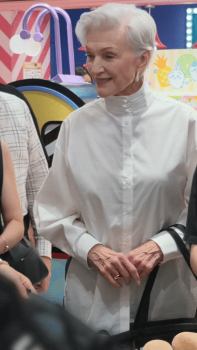 上海真是一座充满惊喜的城市谁懂啊家人们！南京东路随便溜达，直接偶遇梅耶马斯克。一