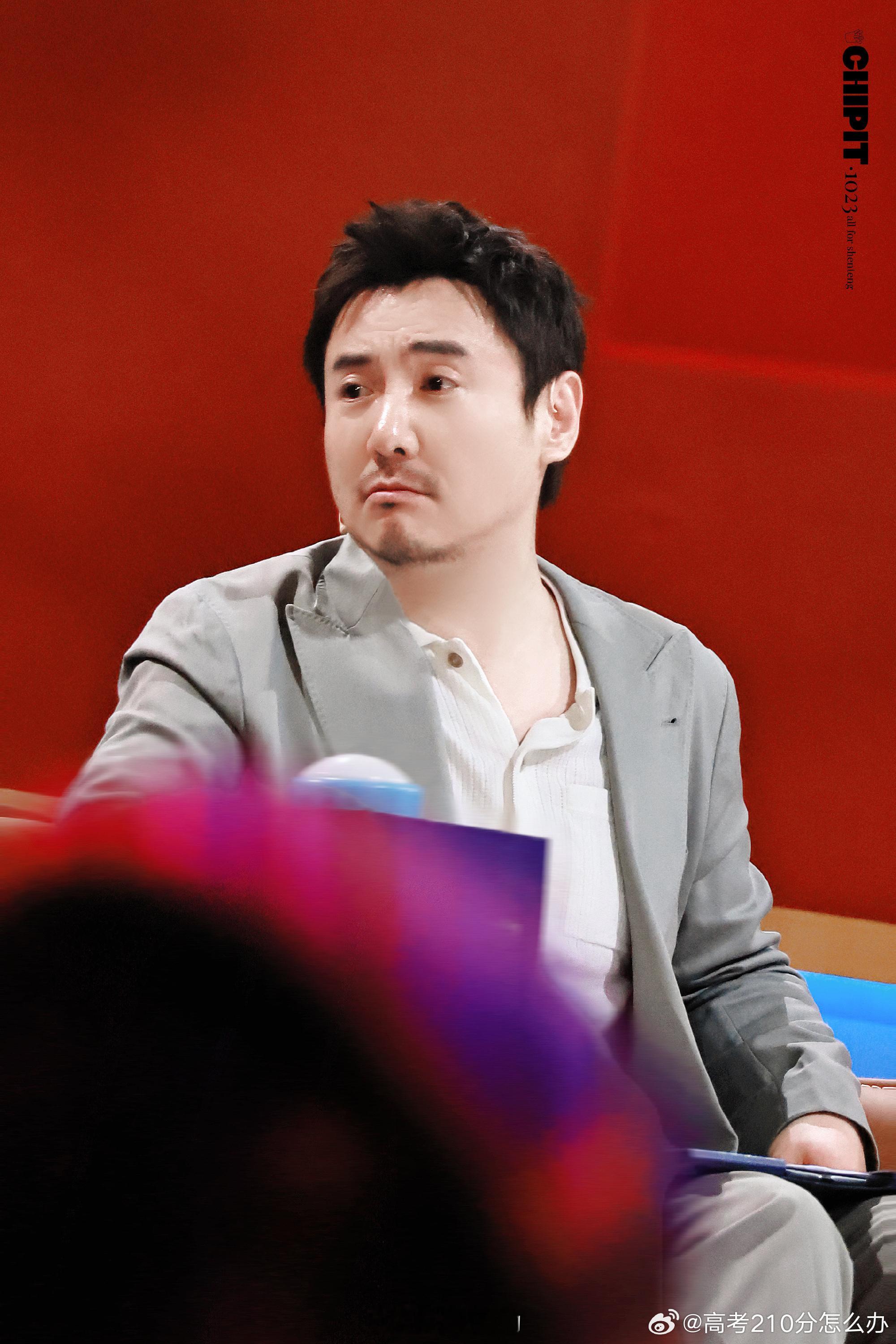 沈腾在沙溢面前变成甜弟了 从打招呼到片场交流，每个小细节都能看出两人的熟稔。这种