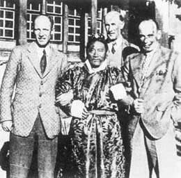 1918年8月30日上午，列宁和妻子正在克里姆林官的家中吃着早餐。突然有人进来，