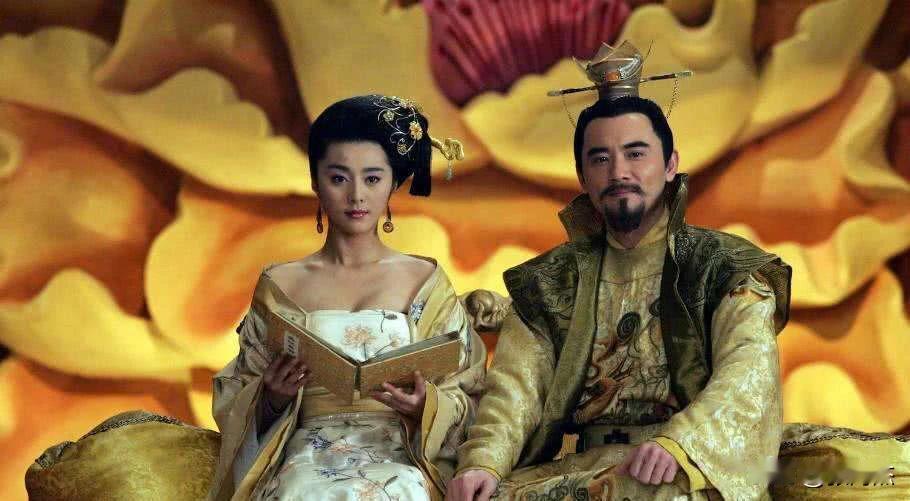 “禄儿，禄儿，别胡闹，为娘正在给你洗澡呢。”
 
这一幕发生在公元751年，杨贵