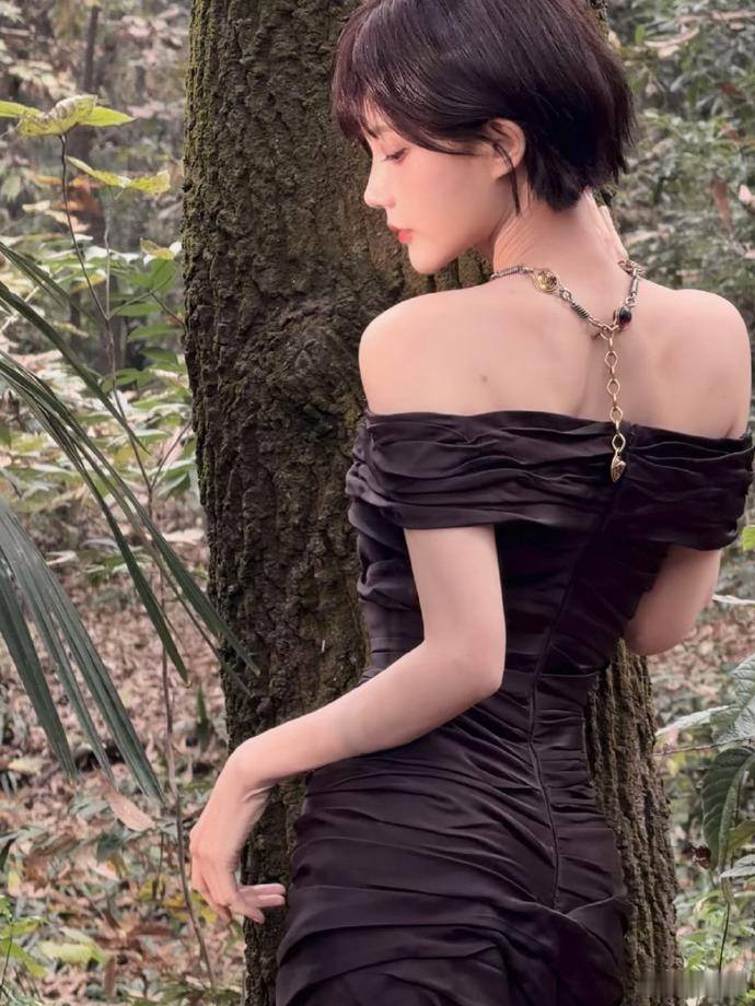 李一桐短发  真的是让我忍不住要花痴一下了呀，太喜欢李一桐的短发了吧，all b