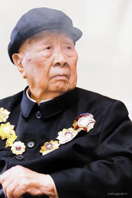 1983 年，开国中将曾思玉正式离休，此后定居大连安度晚年，这位身经百战的老将军
