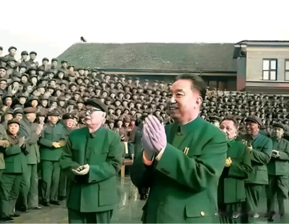 
英明领袖华主席
一举粉碎四人帮
挽救革命挽救党
拨乱反正新征程