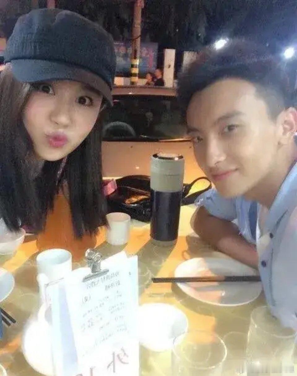 #杨紫和牛骏峰是发小#这对组合，不仅仅是因为他们在银幕上让人印象深刻，也因为在荧