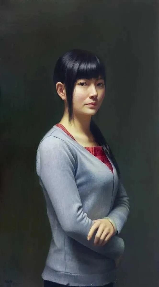 张青写实人物油画《娟娟》2011年画面中画的是一年轻女子，她的姿态自然，双手交叉