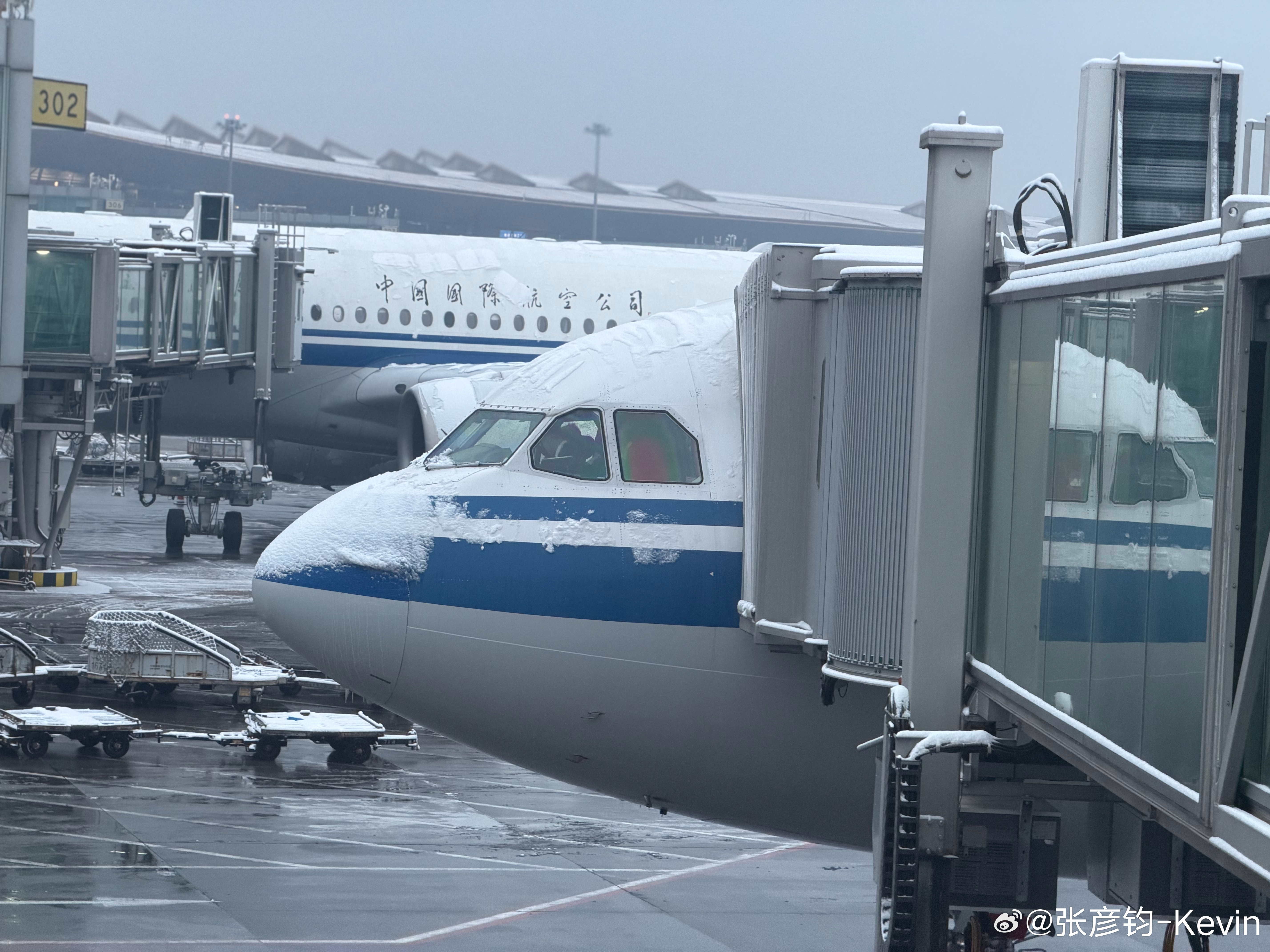 之前那么多年往返加拿大都没坐过带雪的飞机，今天头一回。机场朋友说：一会儿进跑道前