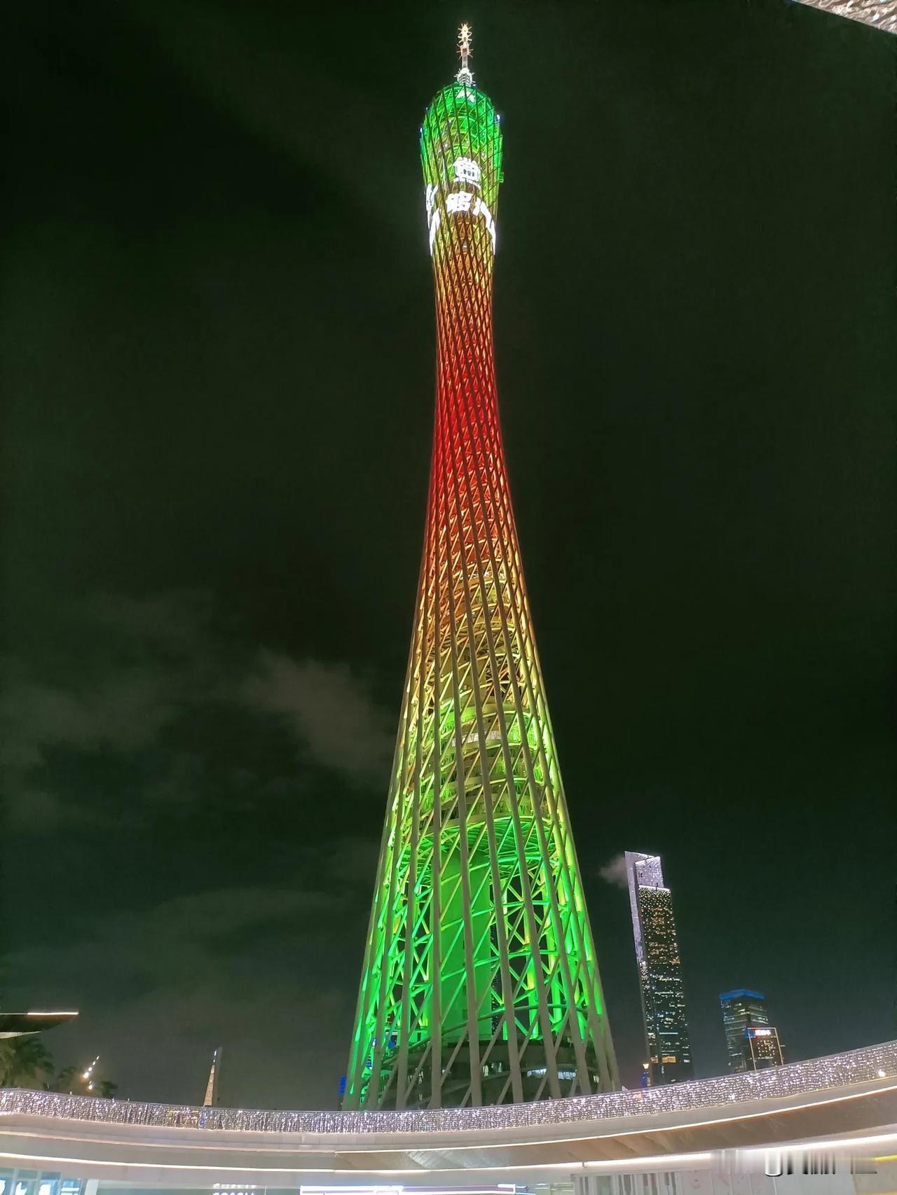 📍𝙂𝙪𝙖𝙣𝙜𝙕𝙝𝙤𝙪
广州·小蛮腰
       “低头是人