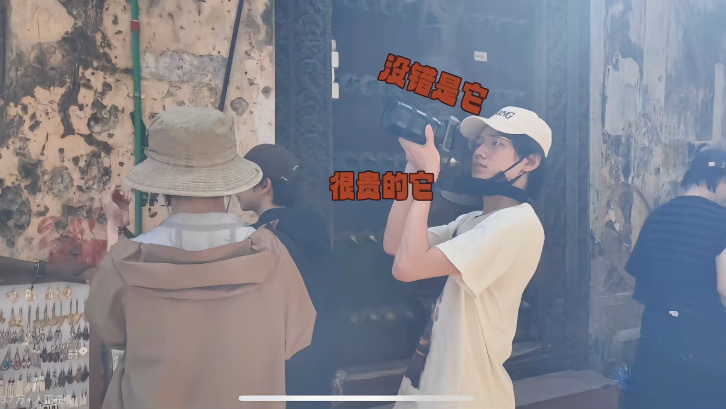 投：真的感觉宋亚轩情绪特别特别稳定 脾气怎么能好成这样🥺 背着个超级沉的相机到
