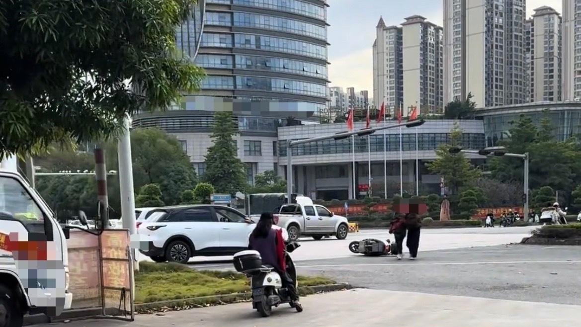 12月15日，玉林容县女司机开车撞倒电车把人扶到路边。不知道电动车驾驶员有没有事