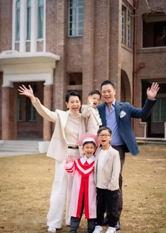 胡杏儿三个儿子都太像妈妈了吧？