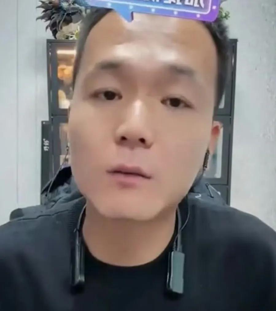 网红训狗师“潘宏爱玩狗”以其简单粗暴又非常有效果的训狗方式走红了网络，他说家里三