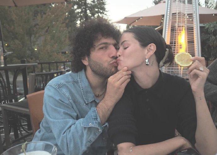 赛琳娜和未婚夫秀恩爱赛琳娜和未婚夫婚前秀恩爱 赛琳娜Selena Gomez 和