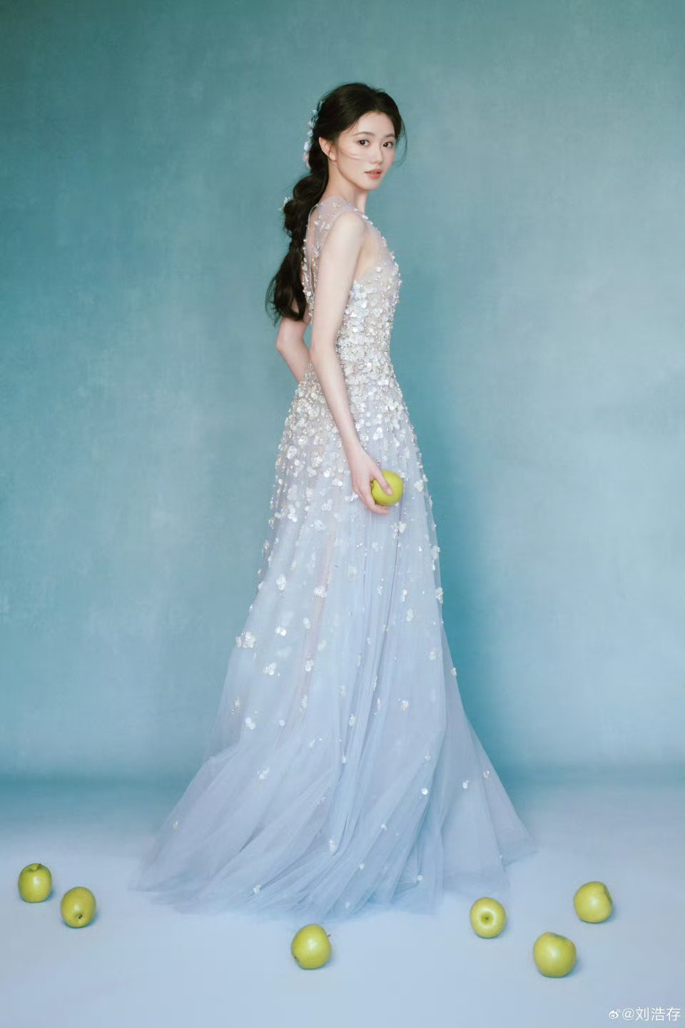 谁懂刘浩存这个编发和头饰刘浩存的编发和头饰也太绝了！搭配碎珠长裙，温柔又灵动，整