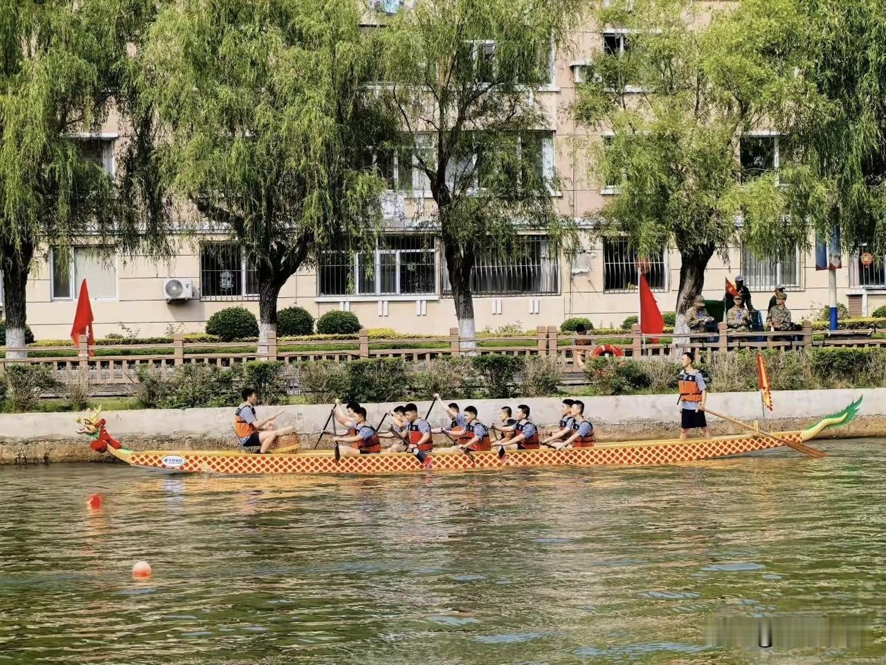 氛围感拉满！自由河中大连海军坚挺学院的学子赛龙舟迎端午
 
眼看端午就要到，桃源