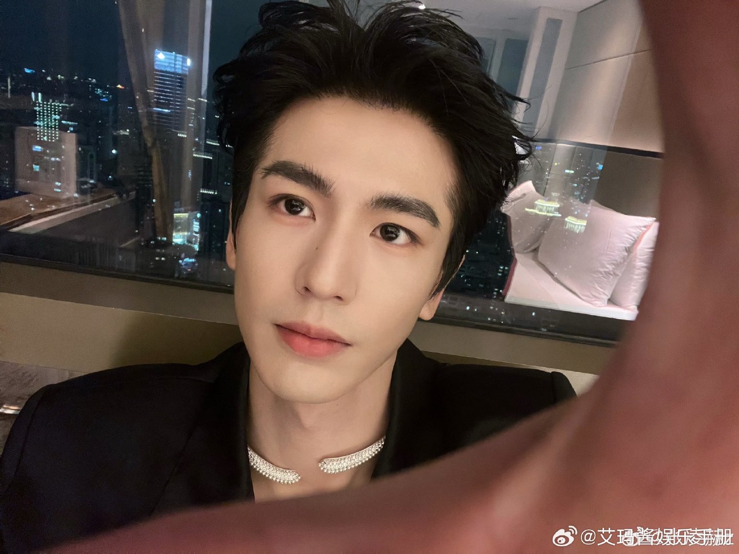 张凌赫今日营业啦，快来一同欣赏帅气的他。 ​​​