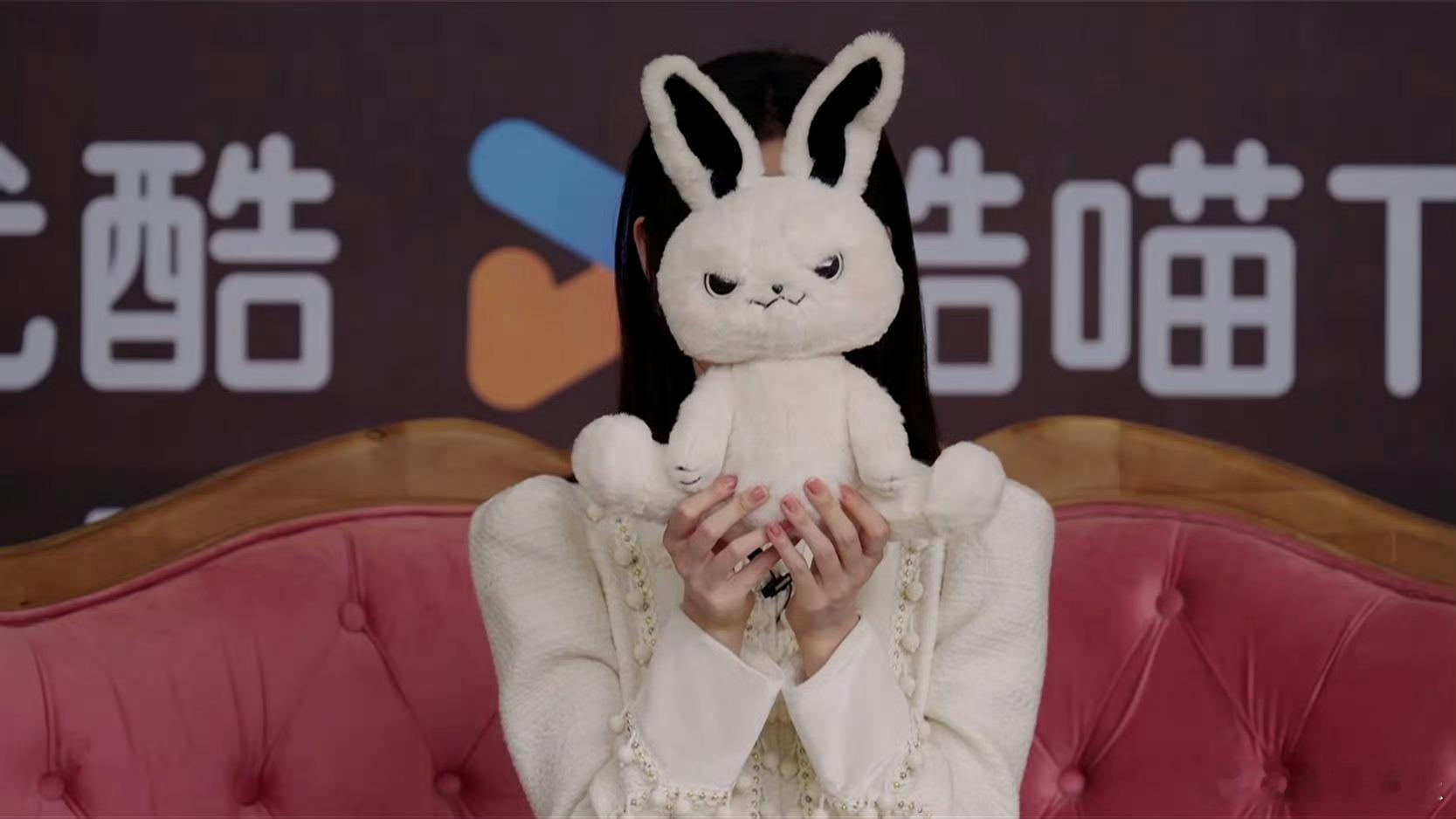 陈都灵今天也没变成玩偶呢探班直播，好美的白幼薇，完全是邪恶小兔来的，超级美萌！