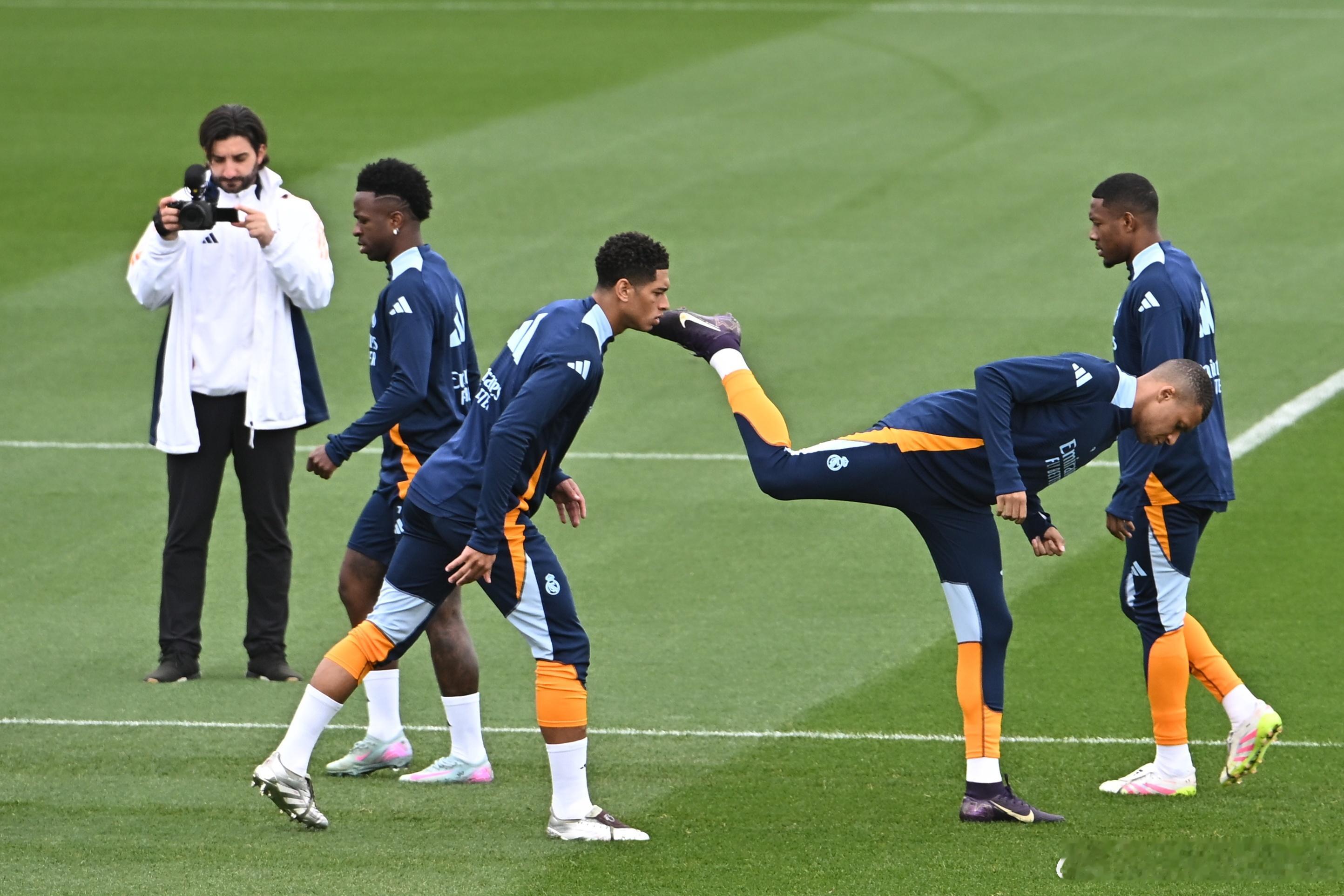 说的谁？本泽马：皇马的问题在于你接受不了前面那个人进球比你多目前效力于吉达联合的