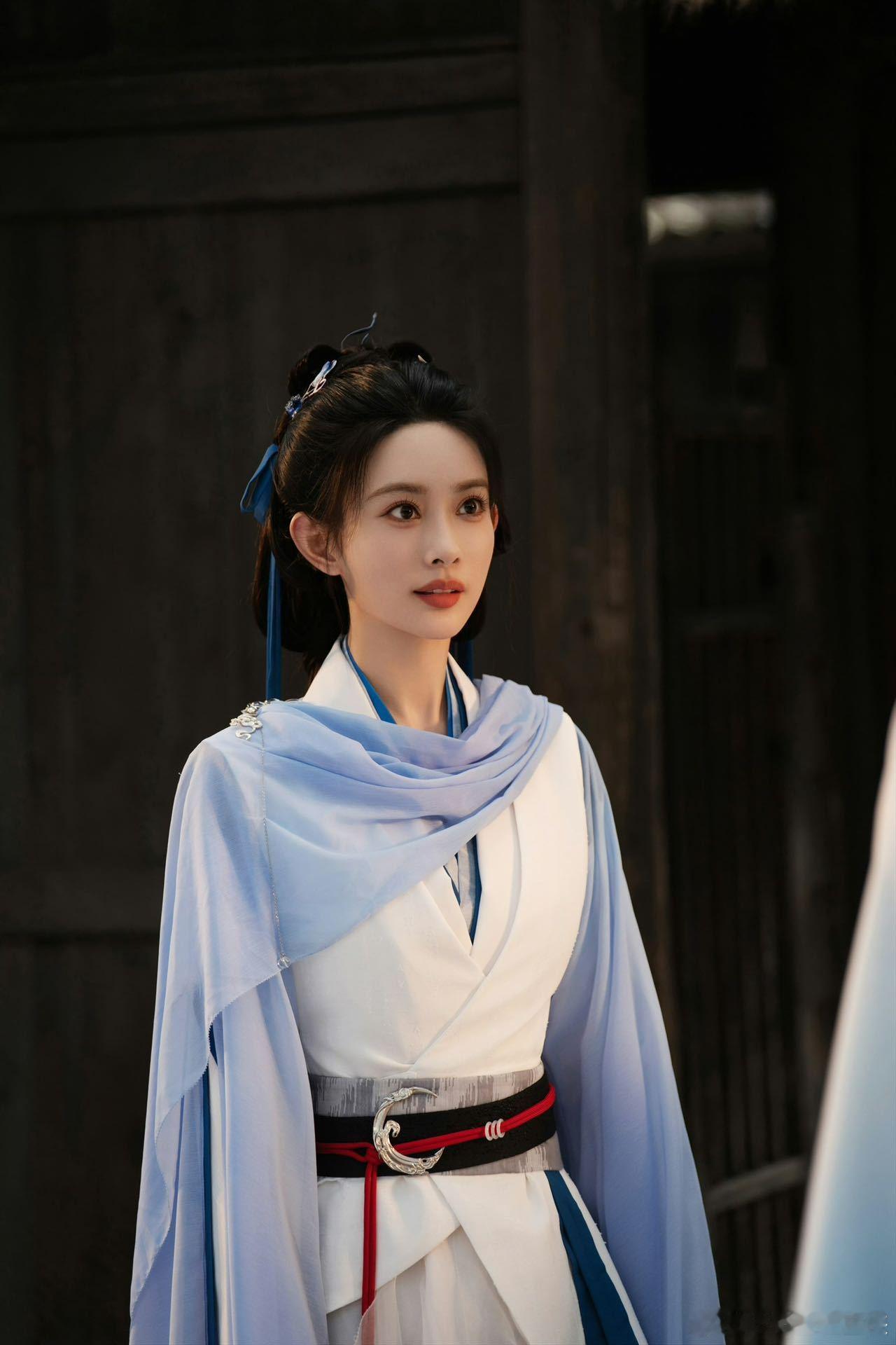 孟子义百花杀妆造 这妆造把“一人双魂”的割裂感演活了！前世的温婉素衣与今生的凌厉