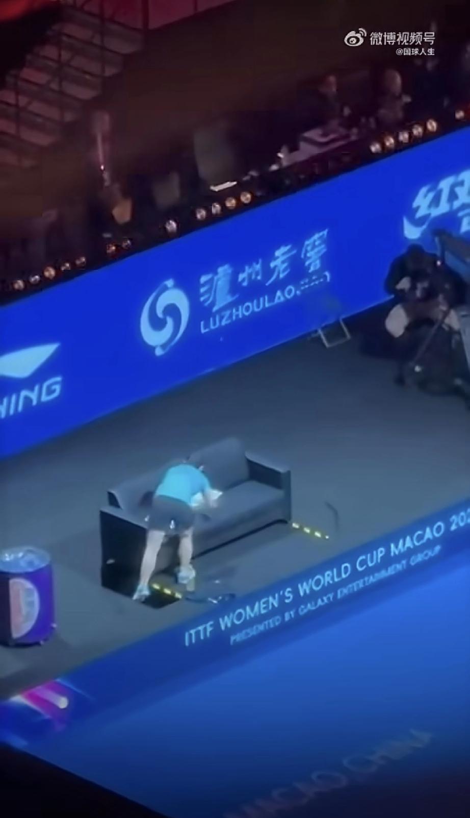 昨晚孙颖莎战胜队友蒯曼后，接下来是小莫的比赛，看台上国乒观赛席上，集中坐在一起观