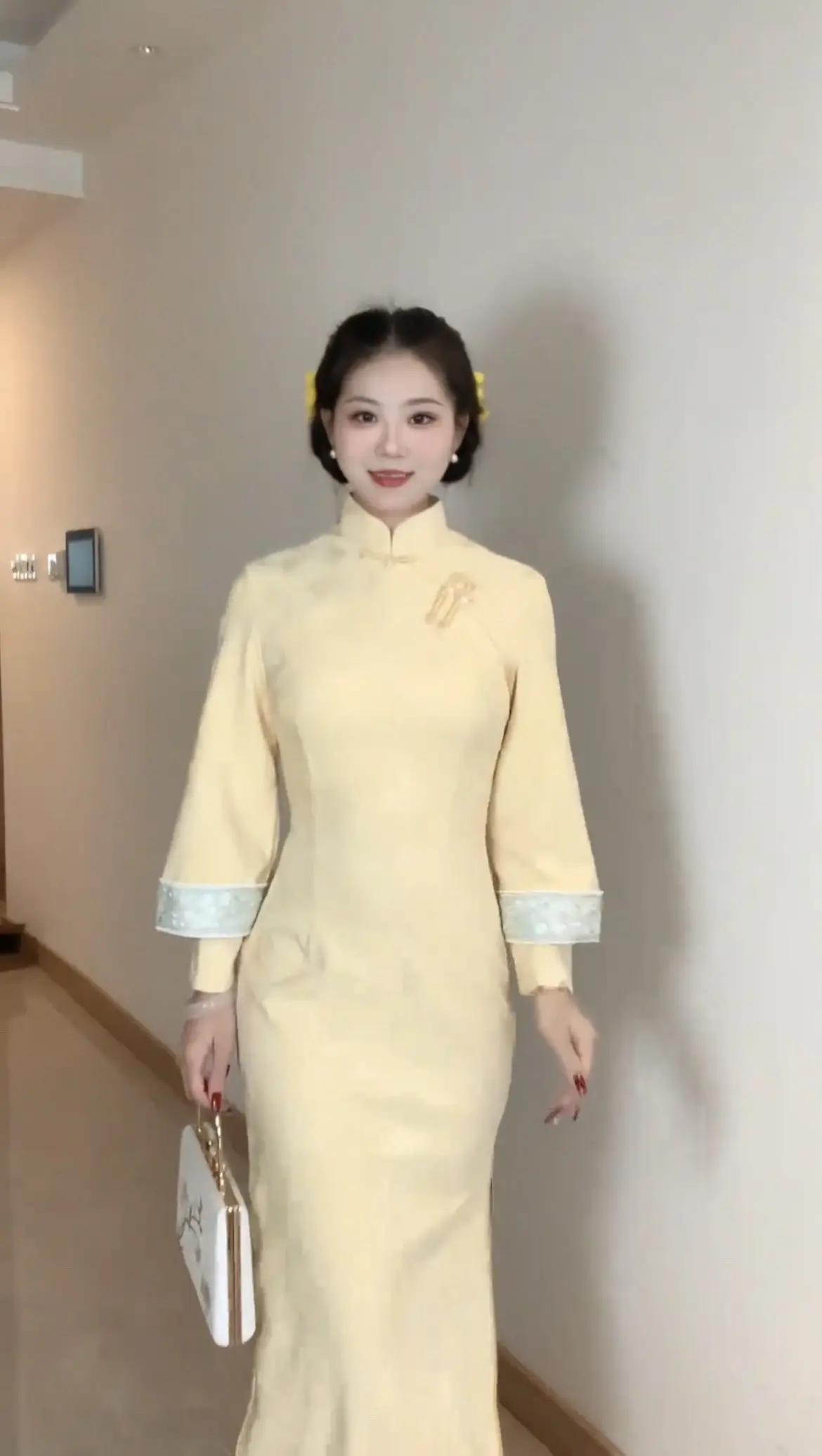 明天去见未来婆婆 穿哪套旗袍比较好看