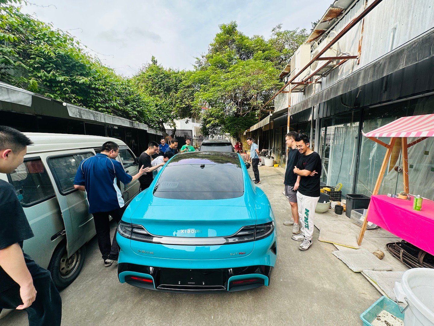 以往港澳同胞用只有右舵的JDM馋哭我们，现在换我们用只有左舵的SU7馋哭他们，风