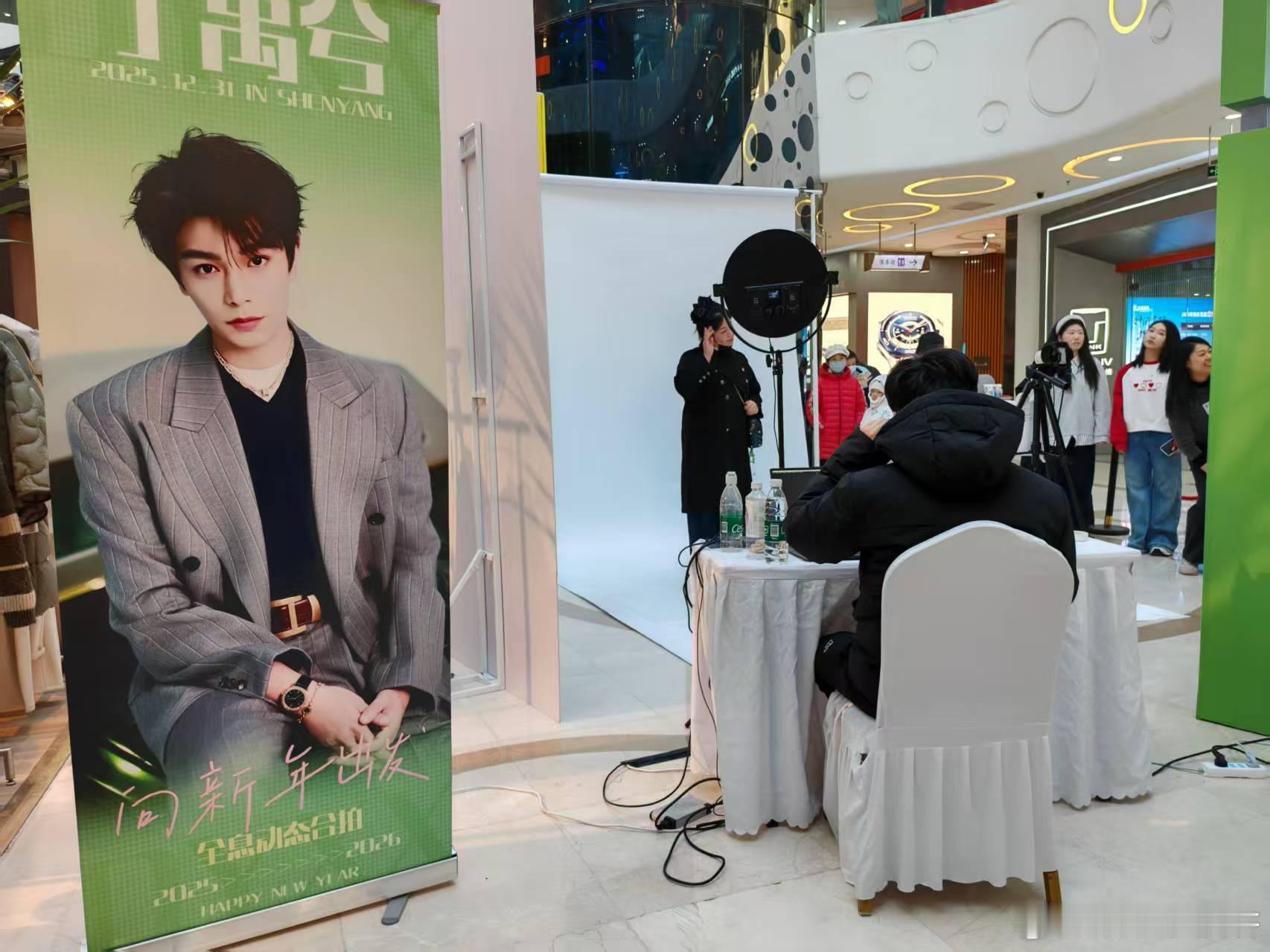 还以为丁禹兮办了个海选 跨年日街头排队盛况引热议，原是丁禹兮粉丝参与逆应援全息合