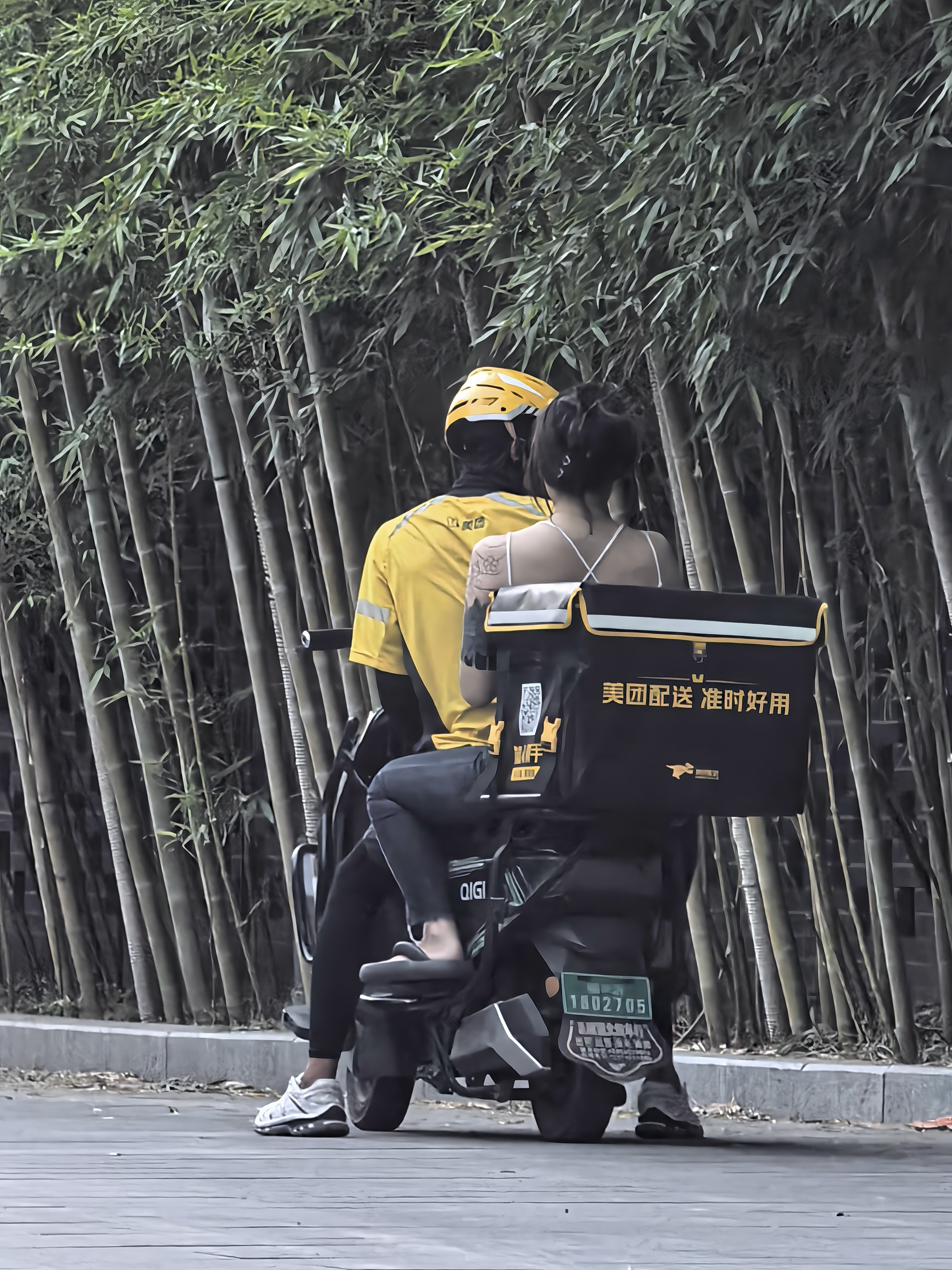 别人送外卖跑生活，他送外卖捎上爱情～后座专属座位已就位，谋生和偏爱两不误，辛苦并