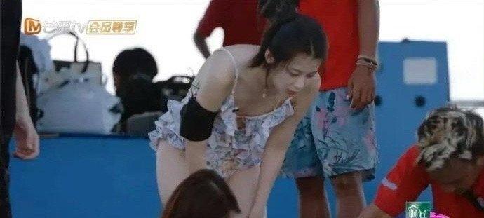 赵昭仪穿的泳衣其实挺露的，但竟然不会走光 ​​​