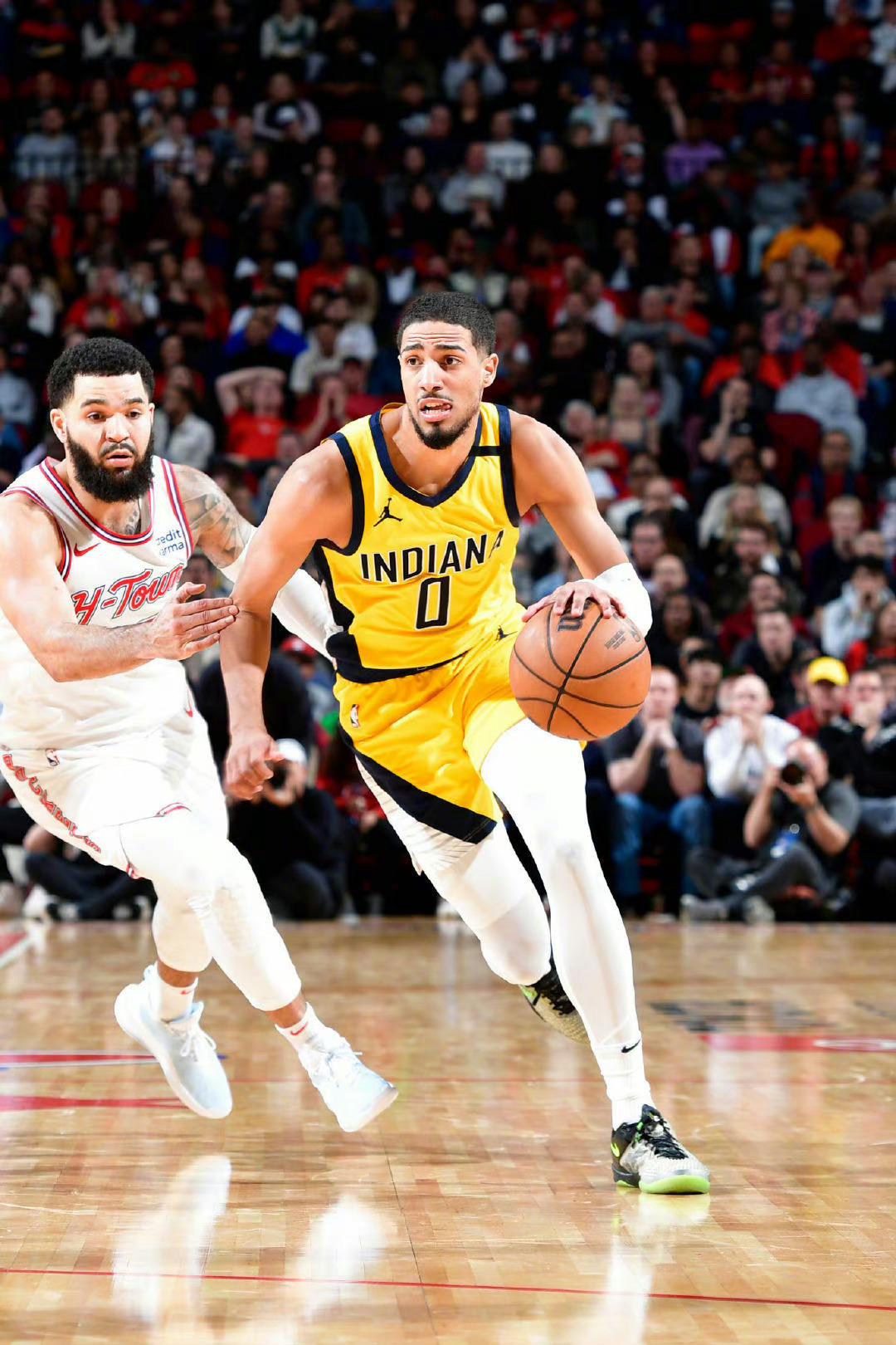 实话实说，数据佐证，本赛季哈登与哈利伯顿根本不在一个档次：哈登： 34岁，快船三