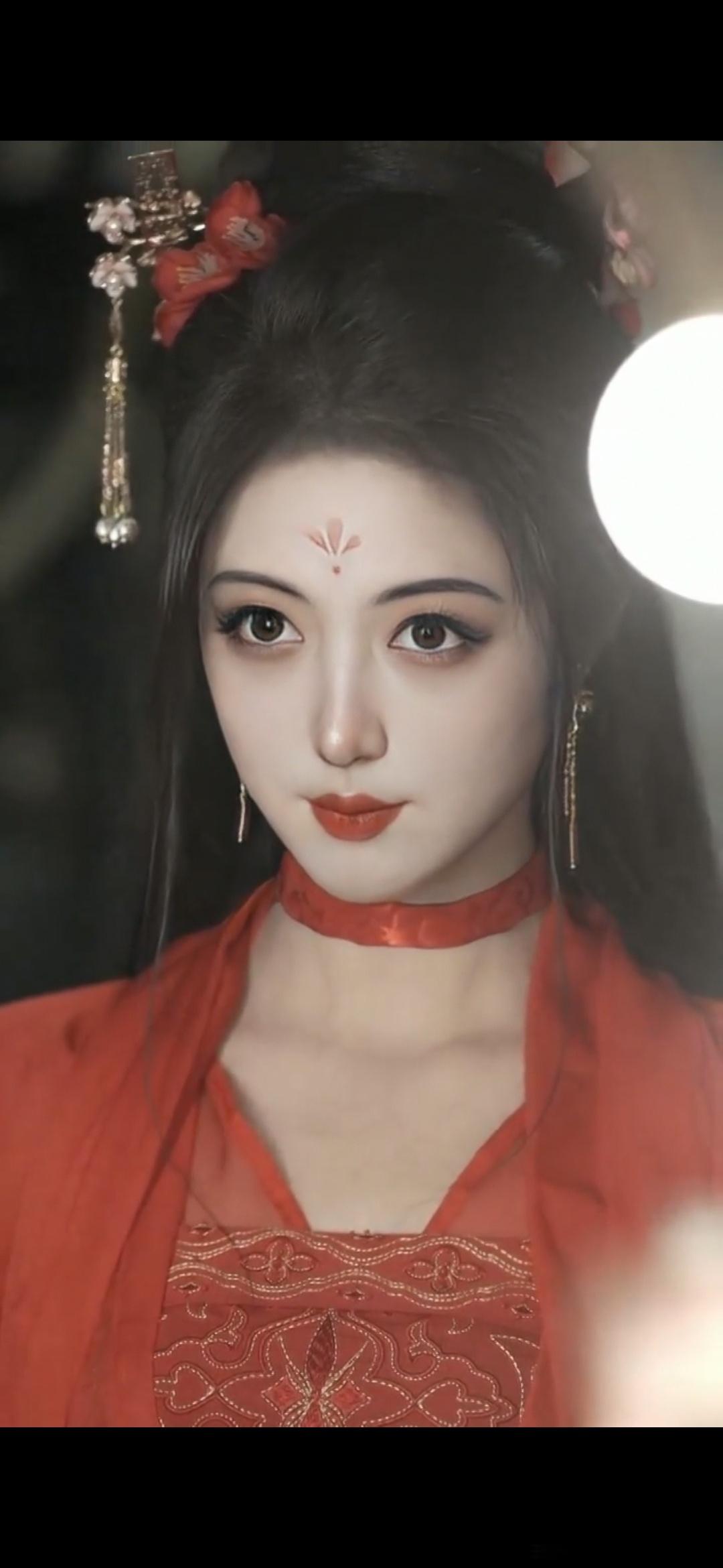 #情感#             《无题》晓妆虽近火，风飘竹皮落。残星萤共失，月