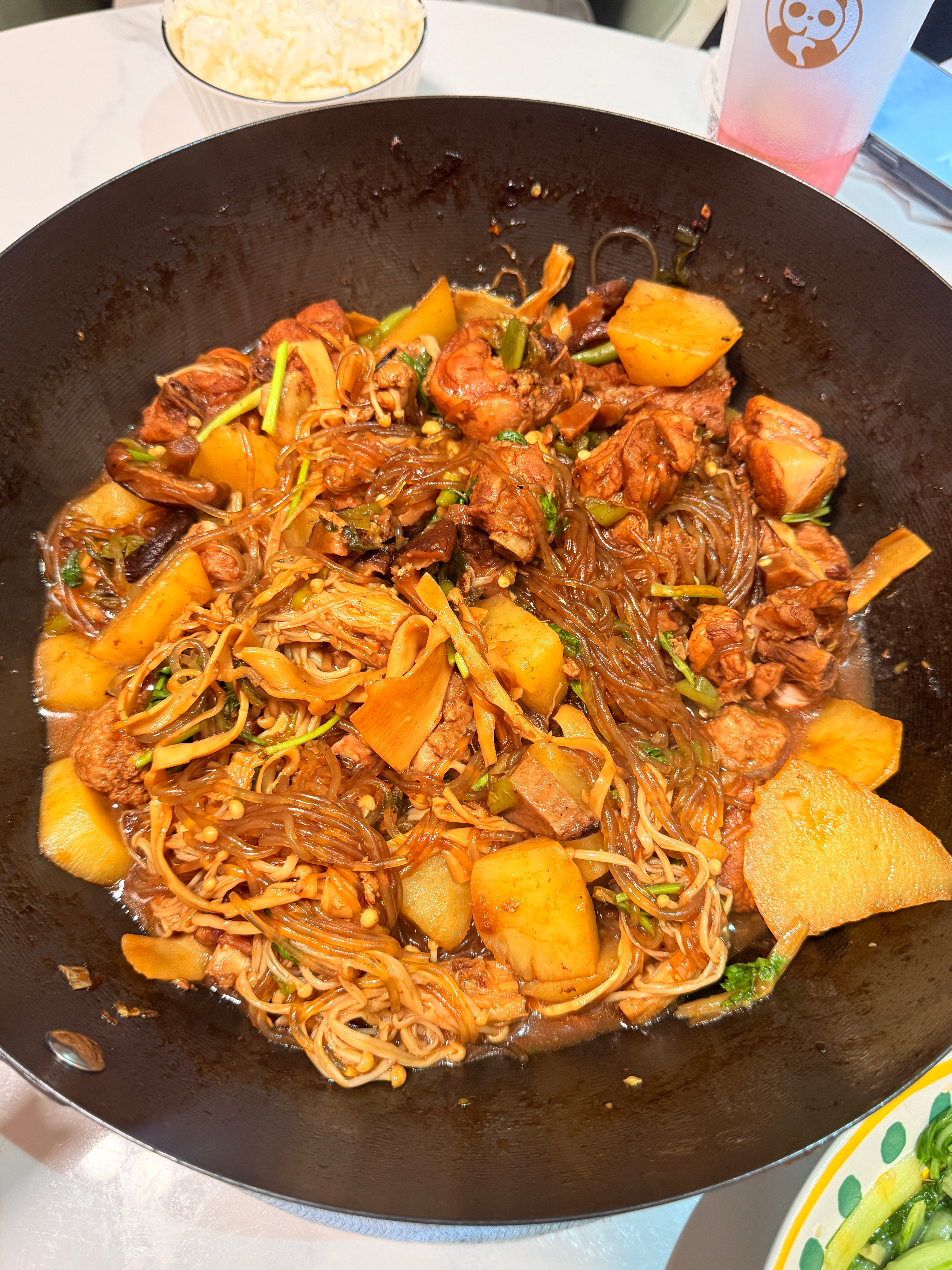 今天做了黄焖鸡 里面有鸡腿肉排骨肉丸土豆粉条笋干香菇金针菇尖椒 特别丰富 