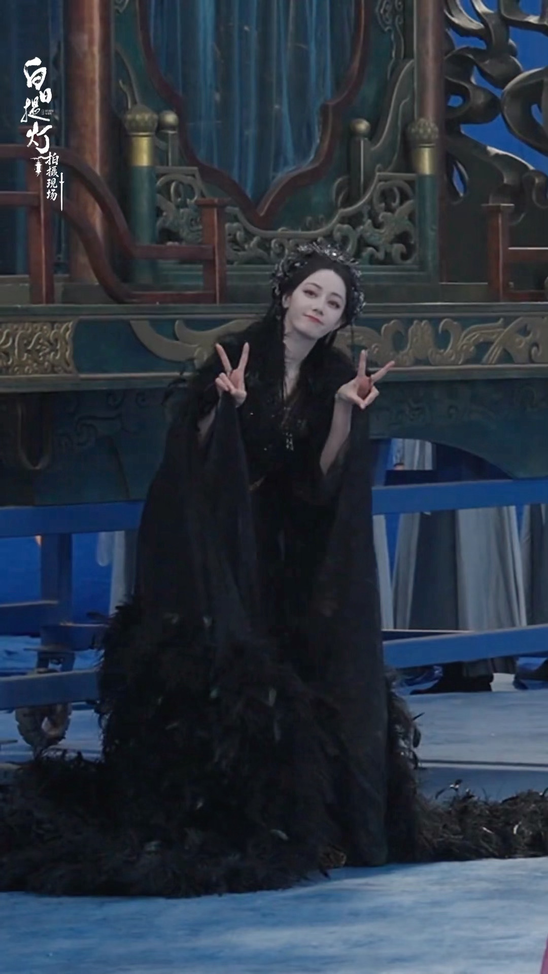 古灵精怪哈哈哈哈哈热巴上一秒搞怪唱跳下一秒开机秒严肃迪丽热巴在陈飞宇张俪身后跳舞