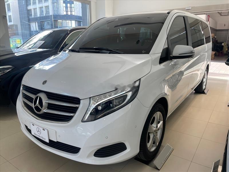 台湾省奔驰V250D，这是2018年上的牌，公里数没说，车况没介绍，此车要价15