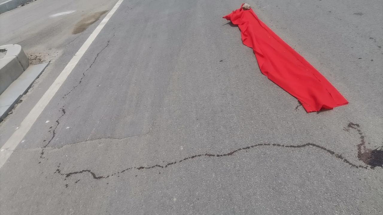 今天公路上看到的诡异一幕
今天中午的时候在一条刚修好开通的马路上看到的，好像是举