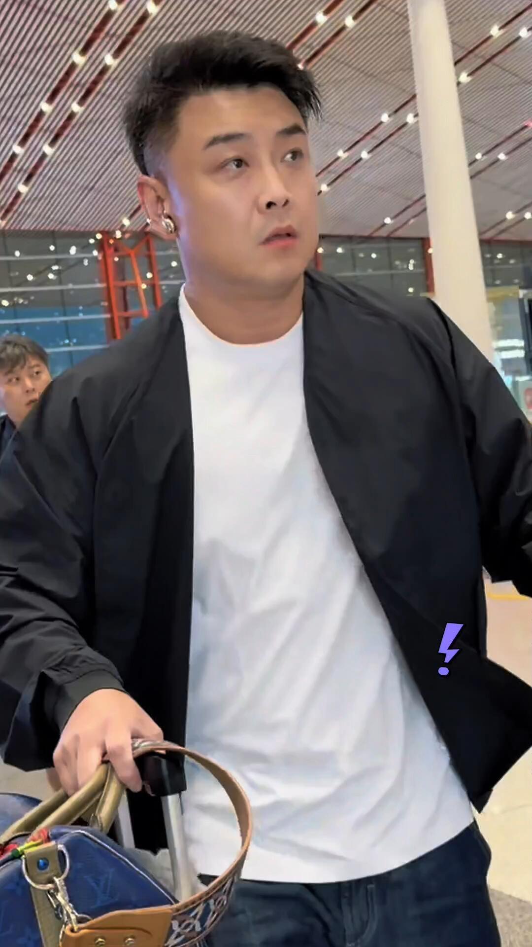 请记住王皓出发洛杉矶比赛前的状态，很精神，还给自己做了造型，很帅气！
王皓这次出