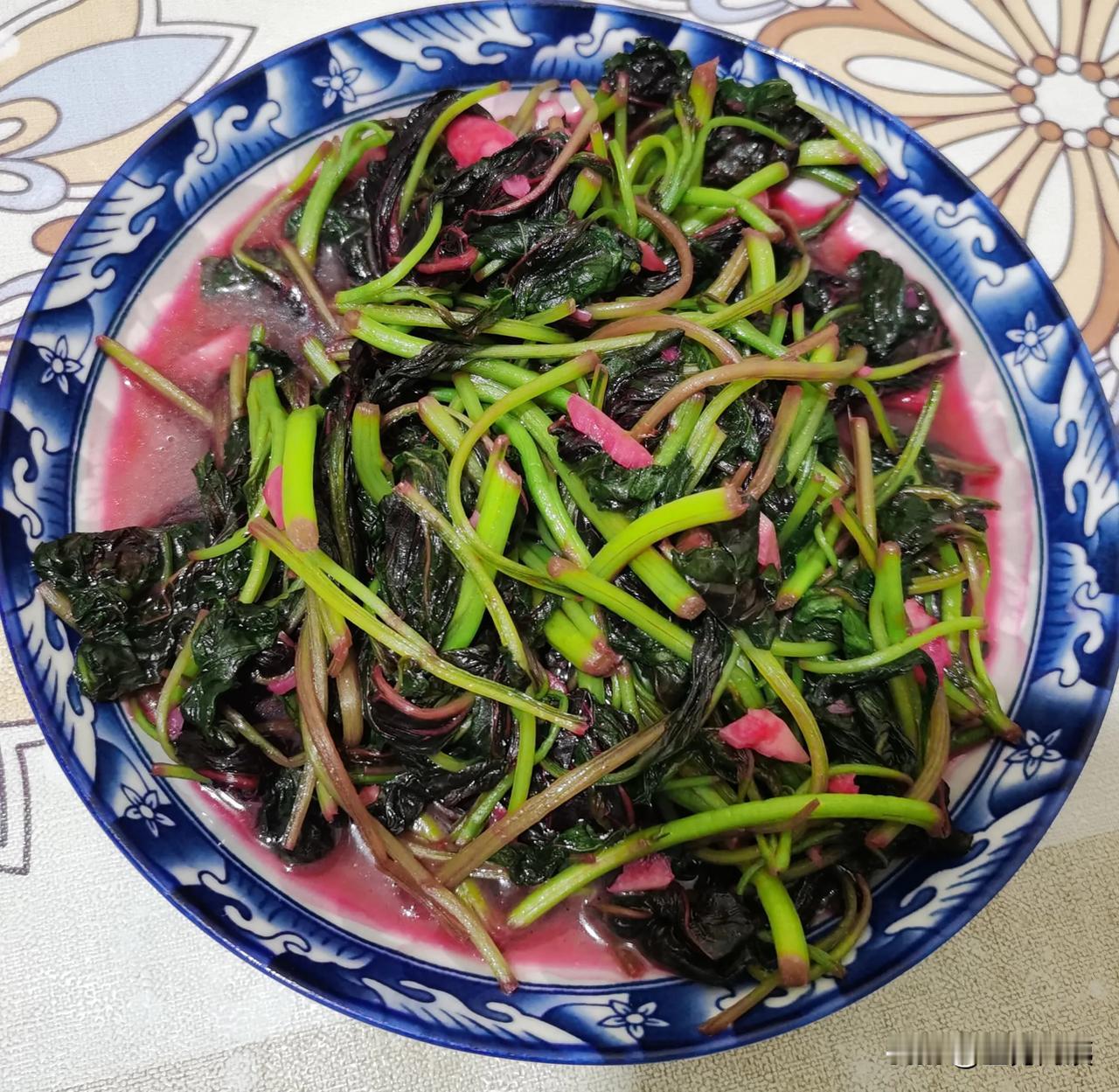 [烟花]
分享今日午餐：
☕️

白米饭，清炒苋菜，酸菜、冻豆腐、粉条炖五花肉。