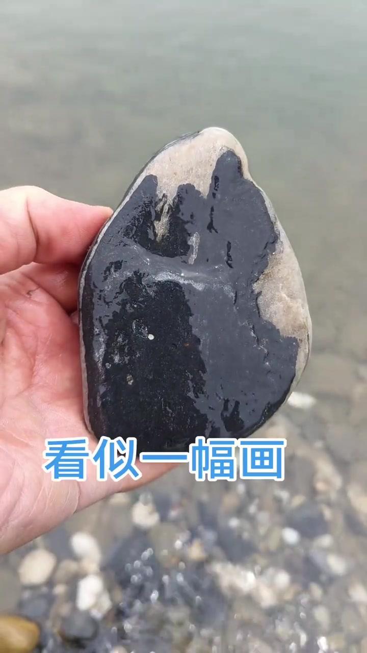 🌿行走汉江边，随手捡到的石头竟像幅画！看这纹理，仿佛是大自然随手勾勒，每一块都