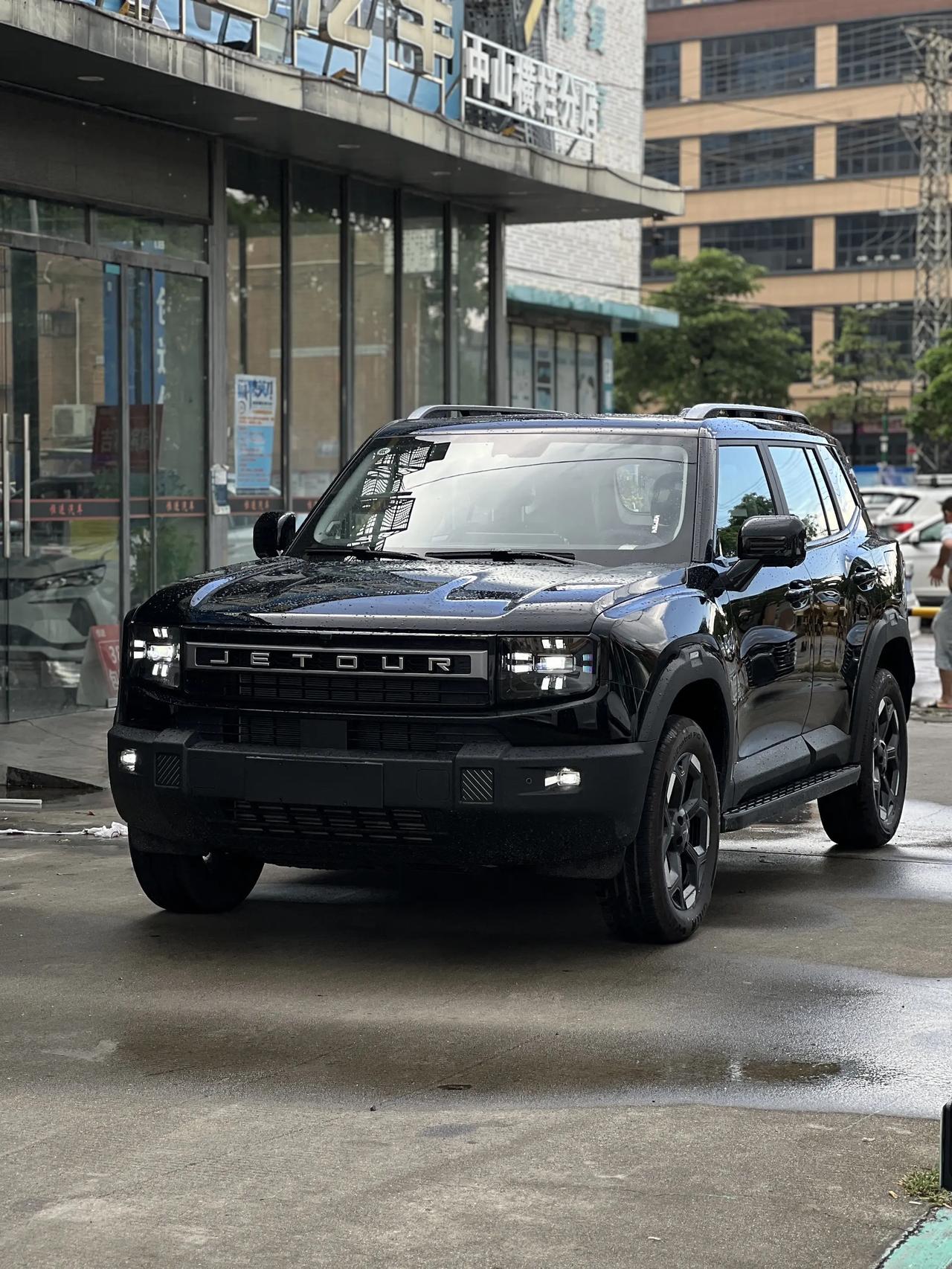 直接上干货，这款指导价12.49万的入门版，配置属于“基础够用，但短板明显”。我