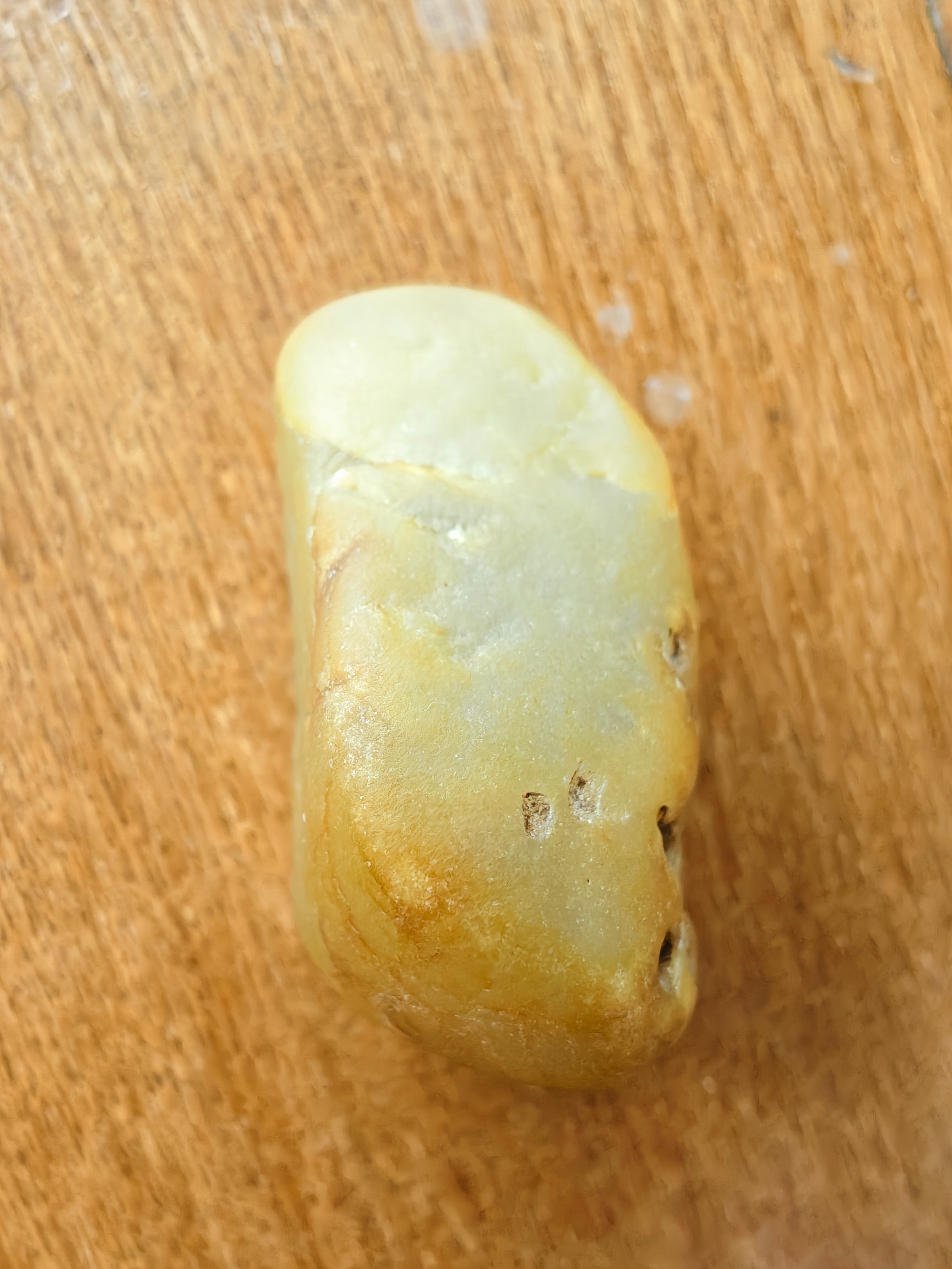 这是黄蜡石吧？在我们老家渭河之滨，溜达的时候捡的，完全是偶遇，村里老人说这种透亮