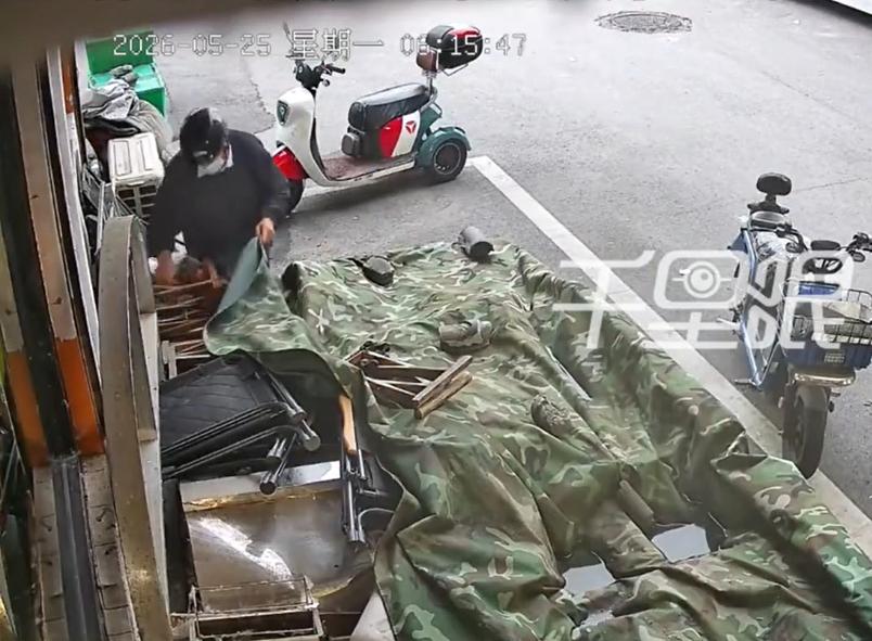 你以为你是谁？以为你戴着头盔口罩，就认不出来了？就能逮啥偷啥了？
前不久，山东泰