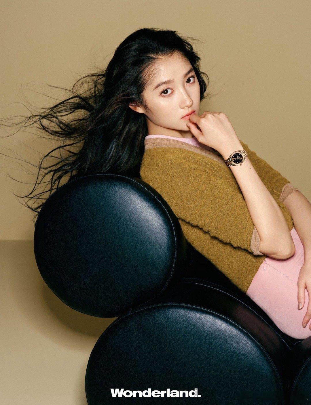 关晓彤 都市高智感 《Wonderland.》十一月刊封面绝了！关晓彤Prada