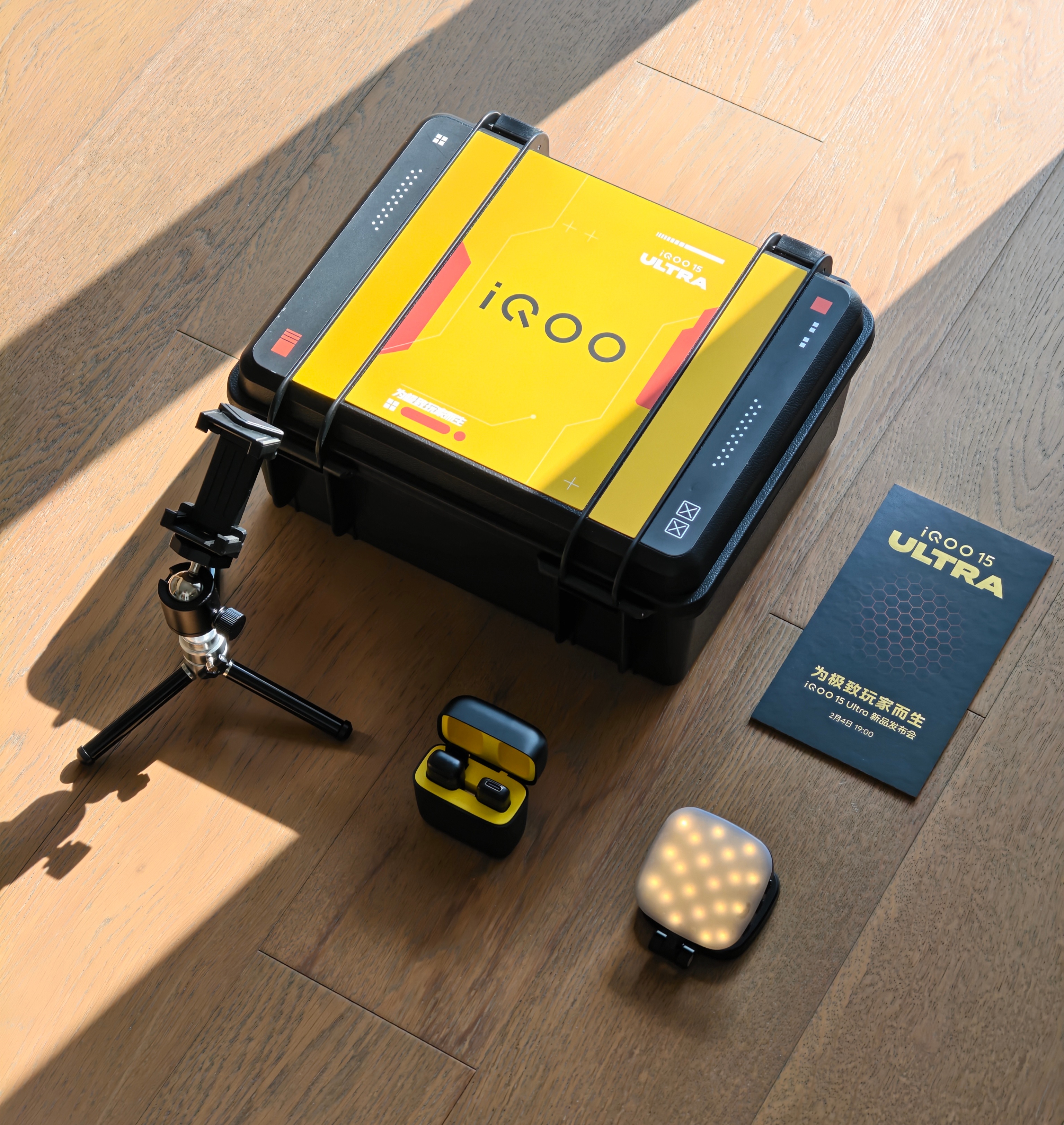 抽奖！收到了iQOO的邀请函，包含一个便携三脚架、麦克风、补光灯，暗示新机适合拍