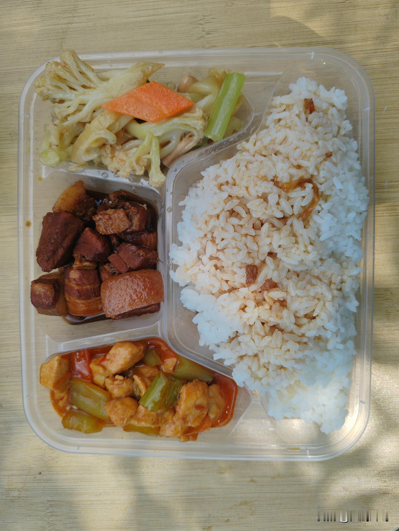东北盒饭今日菜品有红烧肉、鱼香肉丝、番茄包菜、家常炒土豆丝，四个菜两荤两素, 十