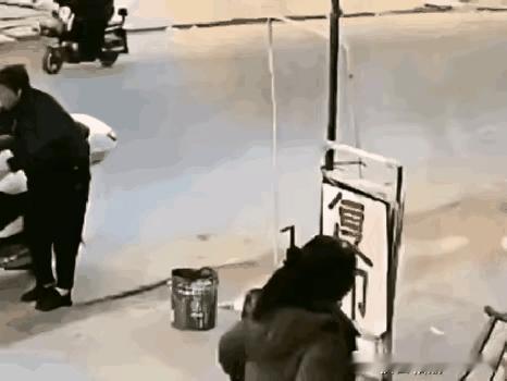 老头乐被撞了，老头哭了。老头开着老头乐去接孩子，半道上直接斜着停路边，还逆停占了