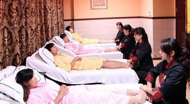 我一直特别好奇，
那些做足疗店的女的，天天对着男人的香港脚又酸又臭，
她们怎么忍