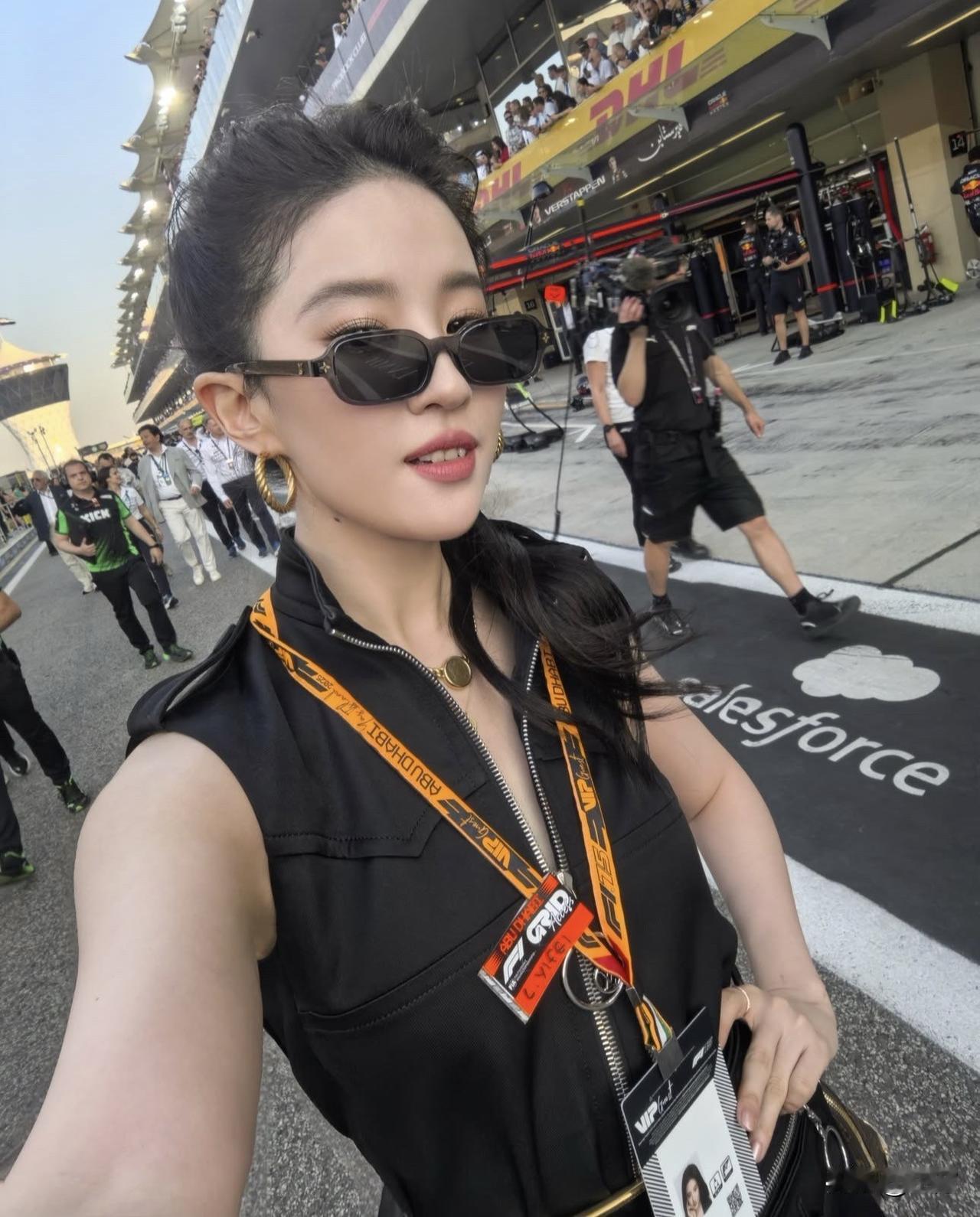 38岁的刘亦菲身上 为啥还有少女感？[捂脸]

不知道是穿搭的原因，还是她本身最