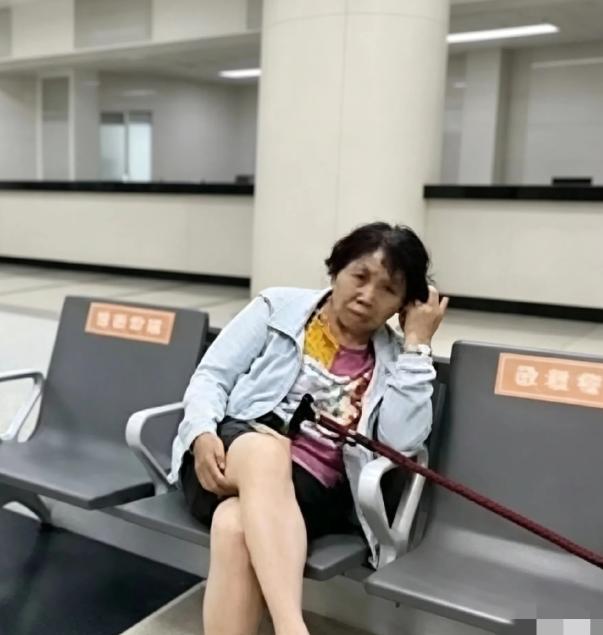 火到央视网了！2025年，江苏，一男子偶遇15年未见的高中班主任，男子一眼就认出