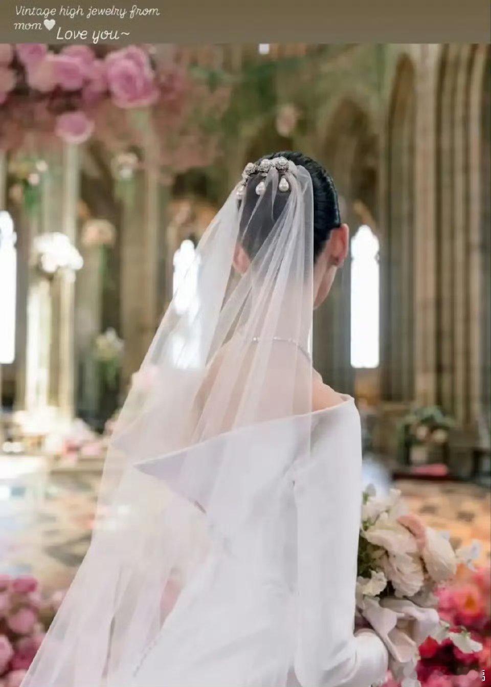 奚梦瑶戴了婆婆的珍珠发夹真的会被这种小细节打动！一枚珍珠发夹，一句“爱你”，把豪