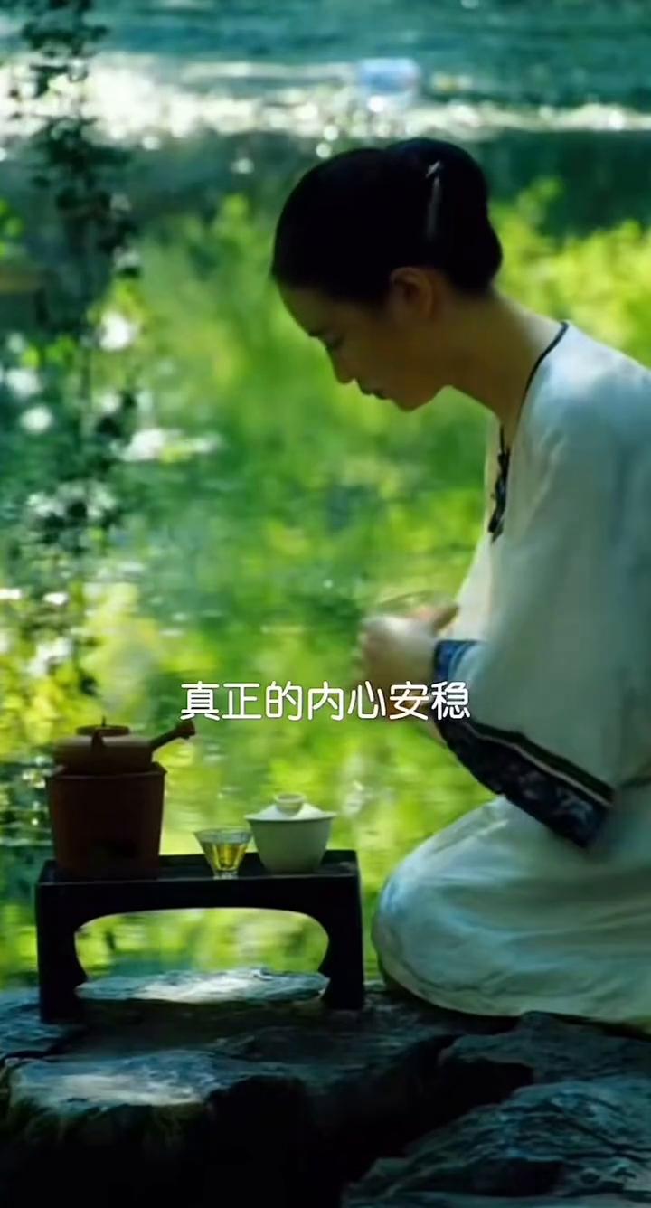 冷暖都是自渡。
你有没有试过在人情冷暖里尝尽算计的心酸，在深夜崩溃里独自扛过心碎